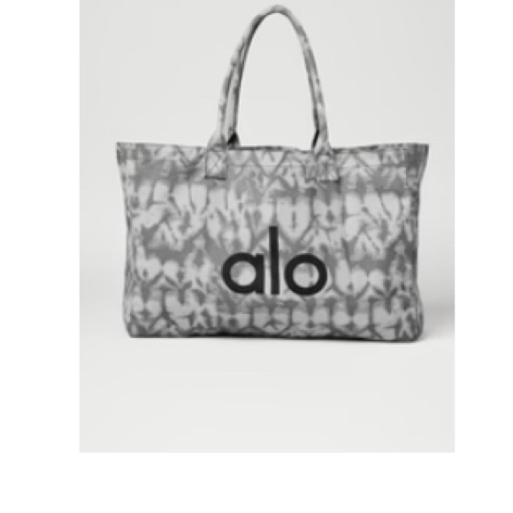 ALO Yoga Gray Tote Bag with Modern Design